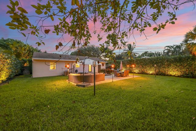 2205 W Pineridge Court, Delray Beach, FL 33444