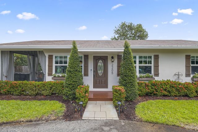 2205 W Pineridge Court, Delray Beach, FL 33444