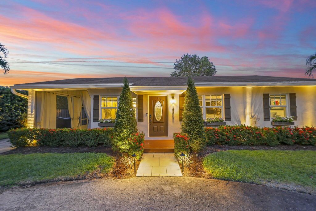 2205 W Pineridge Court, Delray Beach, FL 33444