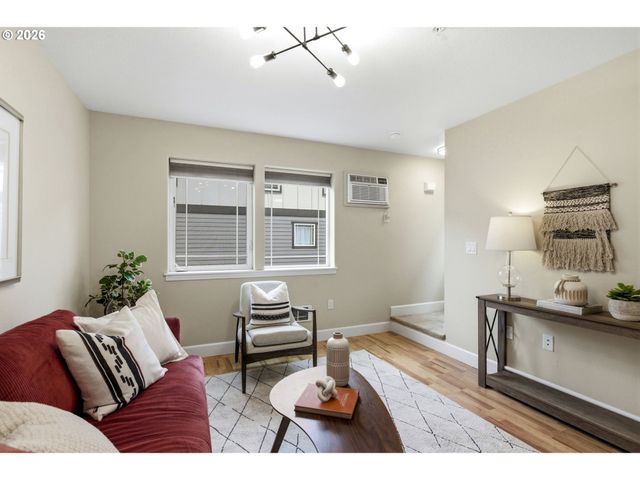 6747 N SALEM Ave, Portland, OR 97203