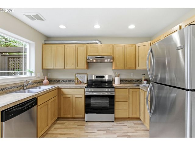 6747 N SALEM Ave, Portland, OR 97203