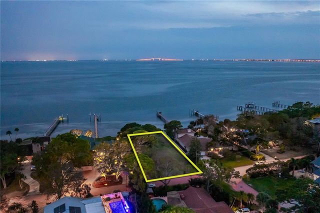 1060 FRIENDLY WAY S, St Petersburg, FL 33705