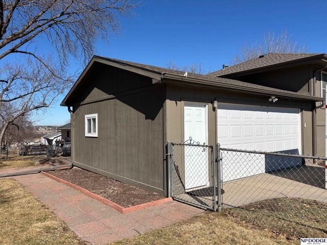 604 Laredo Road, Papillion, NE 68046