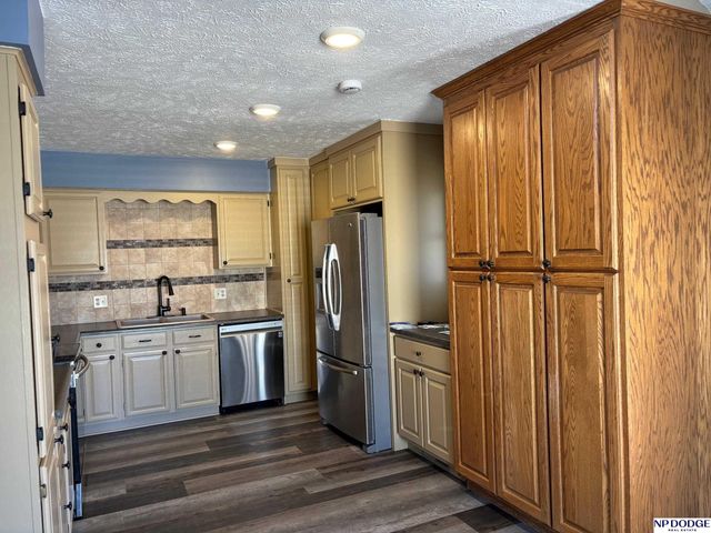 604 Laredo Road, Papillion, NE 68046