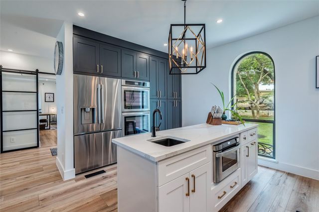 111 Highlander ST, Lakeway, TX 78734