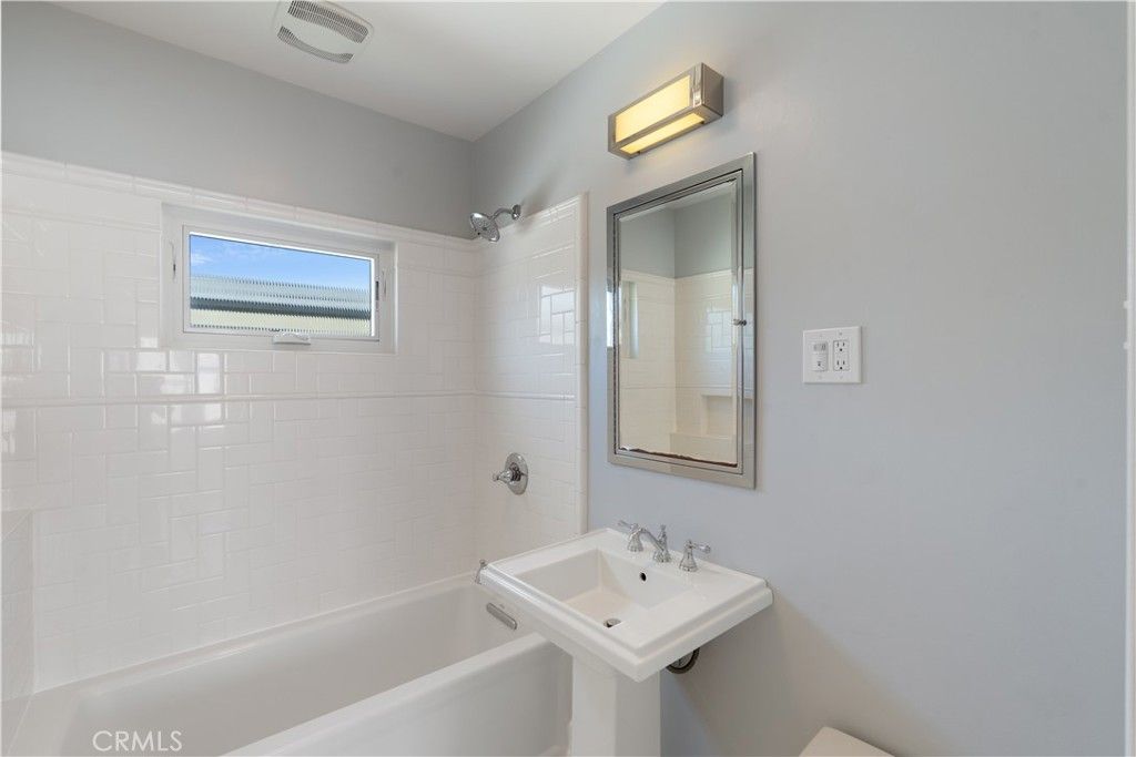 Image 14 of property listing at 1157 W 13th Street, San Pedro, CA 90731