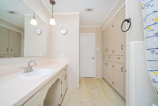 105 Sherwood Dr, Longview, TX 75605