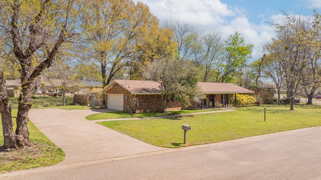 105 Sherwood Dr, Longview, TX 75605