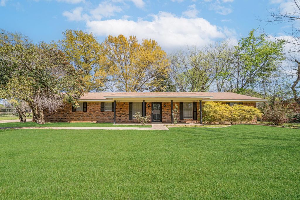 105 Sherwood Dr, Longview, TX 75605