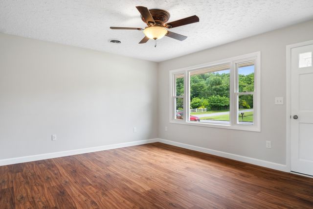 6890 Riverbend DR, Fairlawn, VA 24141