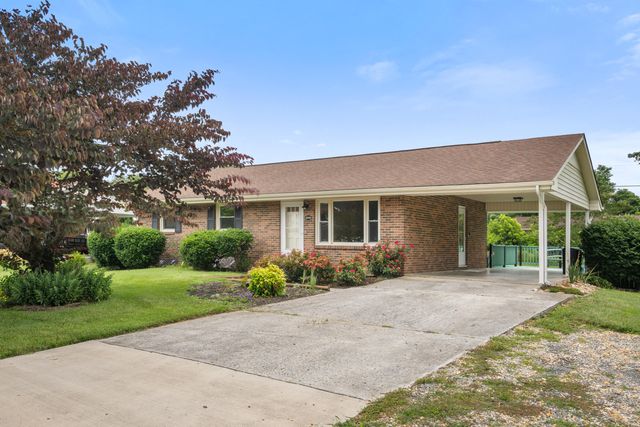 6890 Riverbend DR, Fairlawn, VA 24141