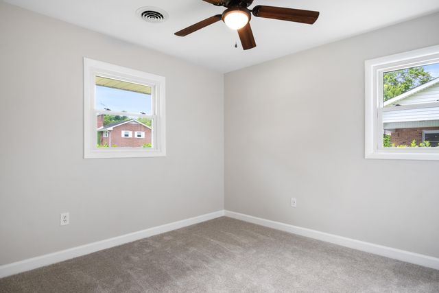 6890 Riverbend DR, Fairlawn, VA 24141