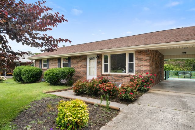 6890 Riverbend DR, Fairlawn, VA 24141