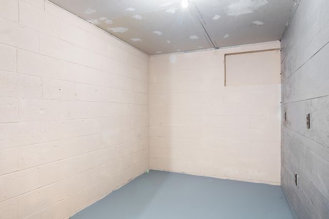 6890 Riverbend DR, Fairlawn, VA 24141