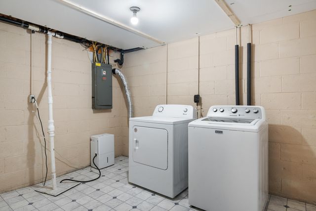 6890 Riverbend DR, Fairlawn, VA 24141