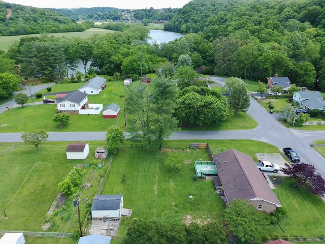 6890 Riverbend DR, Fairlawn, VA 24141