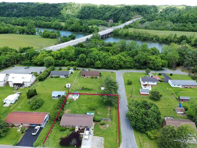 6890 Riverbend DR, Fairlawn, VA 24141