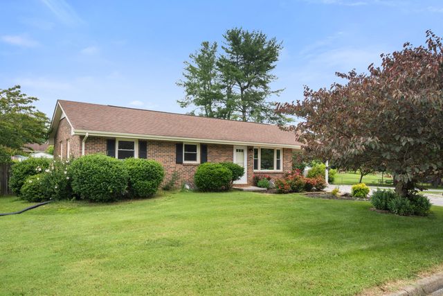 6890 Riverbend DR, Fairlawn, VA 24141