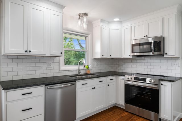 6890 Riverbend DR, Fairlawn, VA 24141