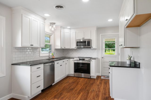 6890 Riverbend DR, Fairlawn, VA 24141