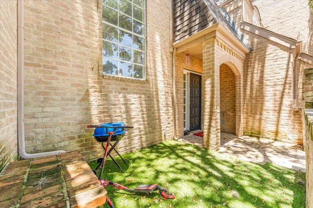 48 Bayou Pointe Drive, Houston, TX 77063