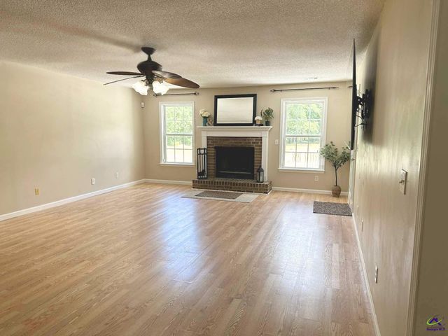 634 Old Perry Road, Kathleen, GA 31047