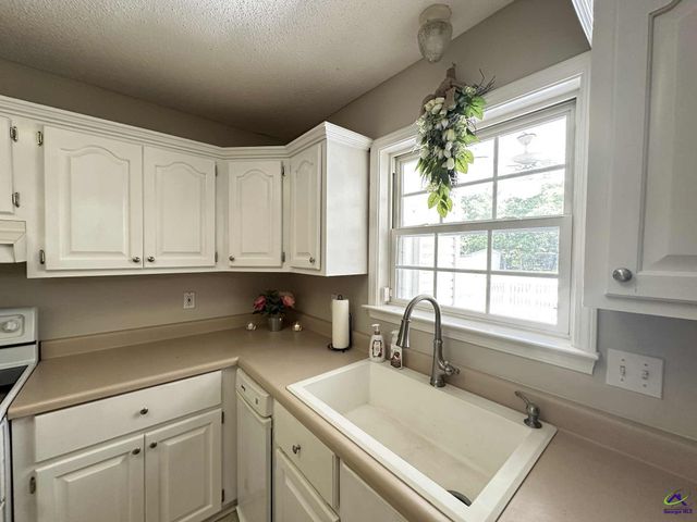 634 Old Perry Road, Kathleen, GA 31047