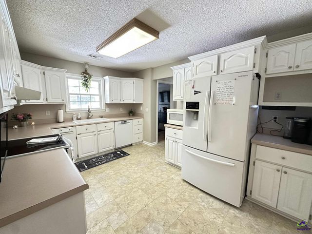 634 Old Perry Road, Kathleen, GA 31047