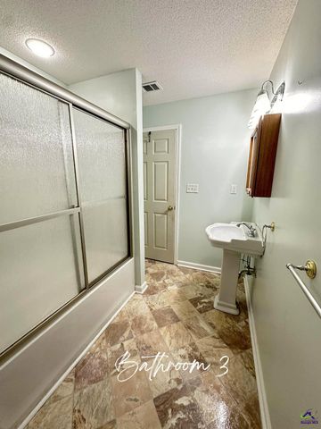 634 Old Perry Road, Kathleen, GA 31047