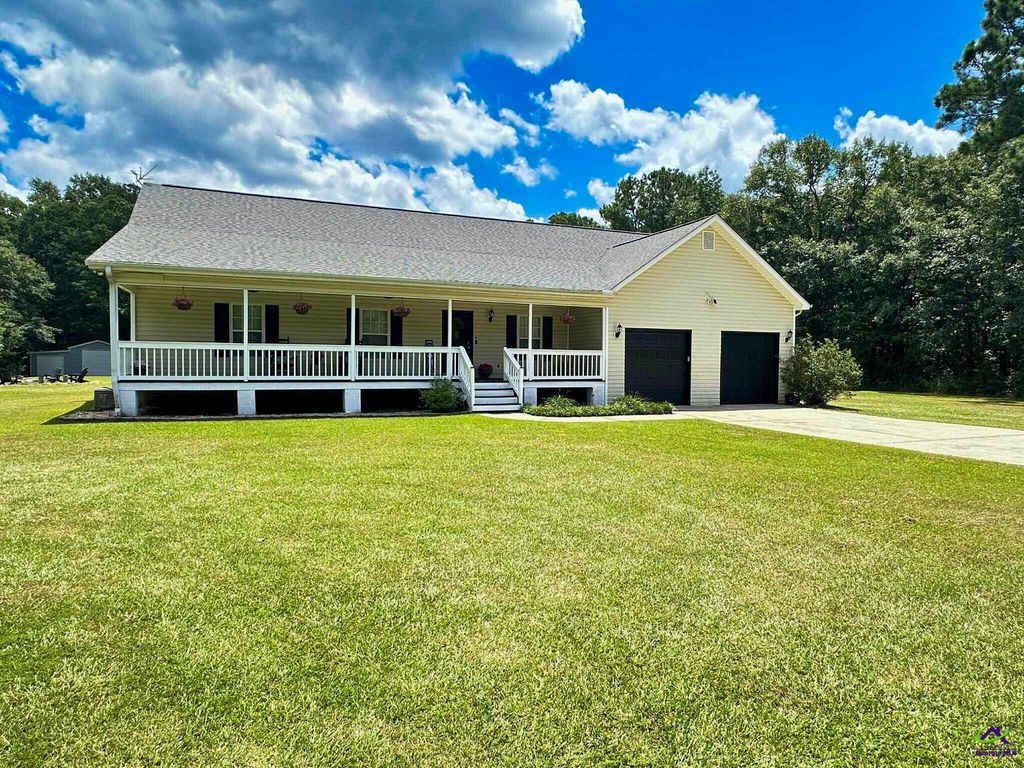 634 Old Perry Road, Kathleen, GA 31047