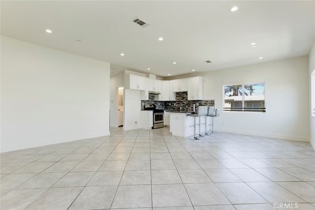 6821 Agnes Ave., North Hollywood, CA 91605