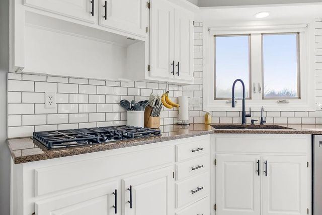 15142 Oakmont Street, Overland Park, KS 66221