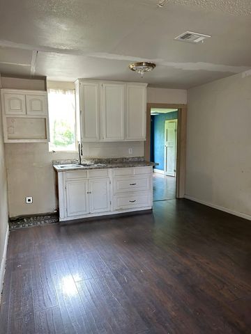 2670 Strong Avenue, Fort Worth, TX 76105