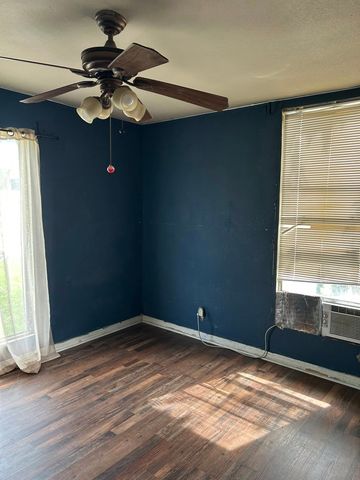 2670 Strong Avenue, Fort Worth, TX 76105