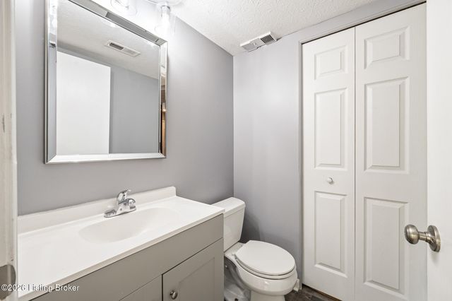 3037 Fordhaven Rd, Louisville, KY 40214