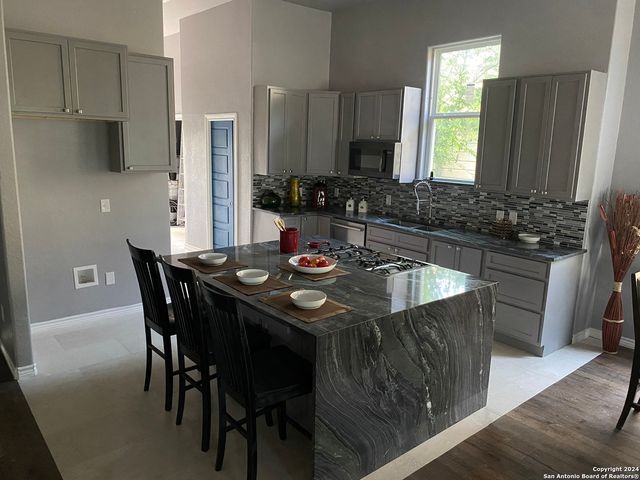 305 SPRUCE ST, San Antonio, TX 78203