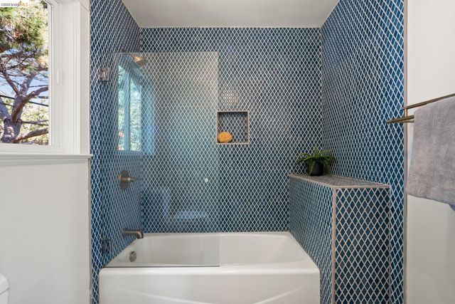 6145 Fremont St, Oakland, CA 94608