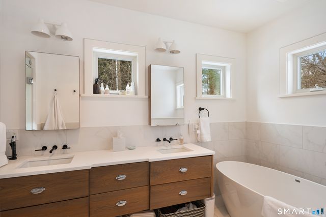 48 Green Meadow Lane, New Canaan, CT 06840