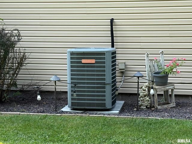 3175 BUCKINGHAM Road, Galesburg, IL 61401