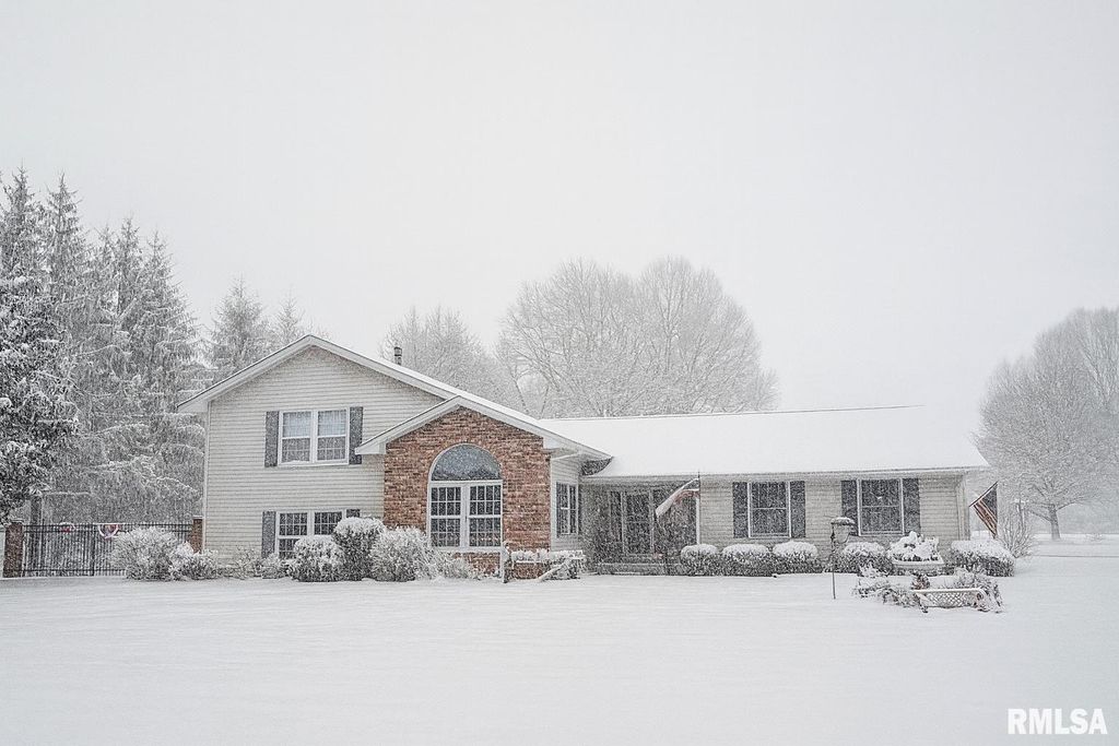 3175 BUCKINGHAM Road, Galesburg, IL 61401