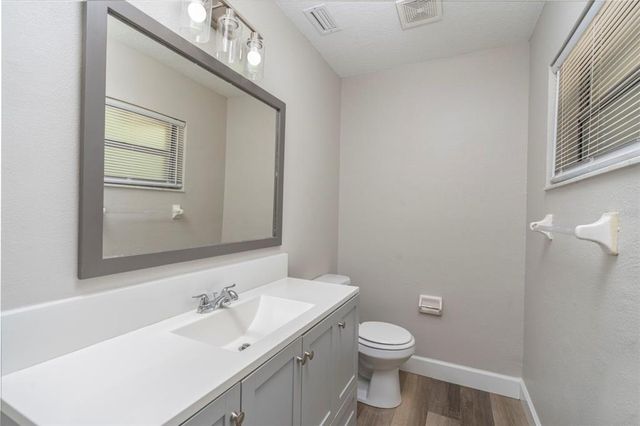 1296 CEDAR AVE, Tavares, FL 32778