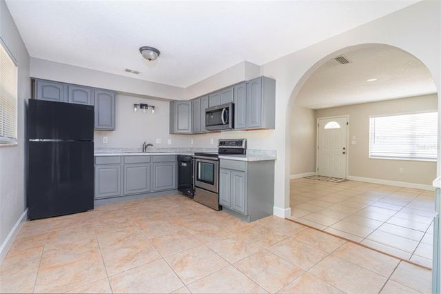 1296 CEDAR AVE, Tavares, FL 32778