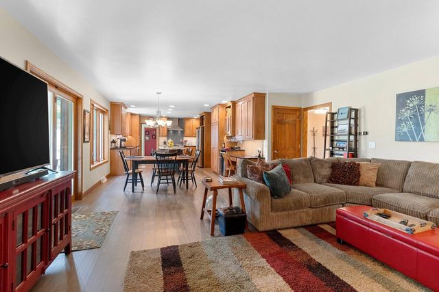 602 Wild Oak DRIVE, Manitowoc, WI 54220