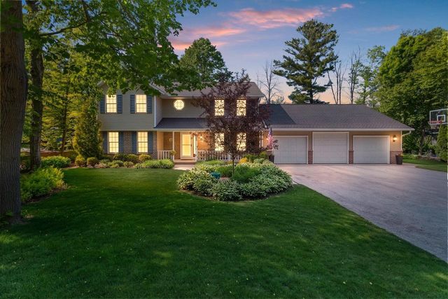 602 Wild Oak DRIVE, Manitowoc, WI 54220