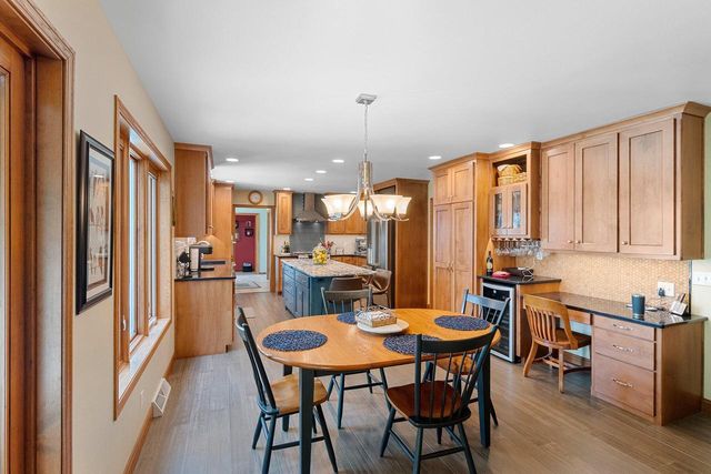 602 Wild Oak DRIVE, Manitowoc, WI 54220