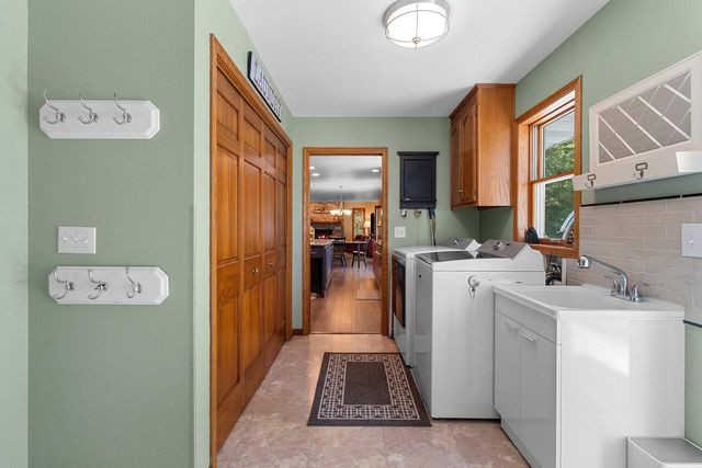 602 Wild Oak DRIVE, Manitowoc, WI 54220