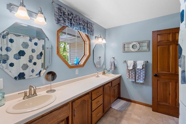 602 Wild Oak DRIVE, Manitowoc, WI 54220