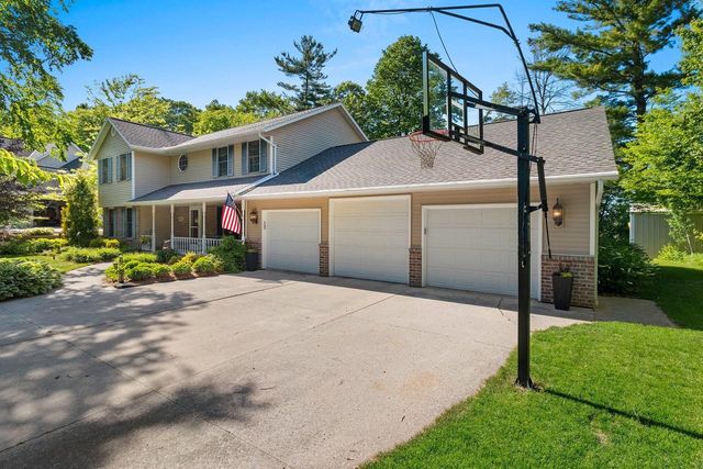 602 Wild Oak DRIVE, Manitowoc, WI 54220