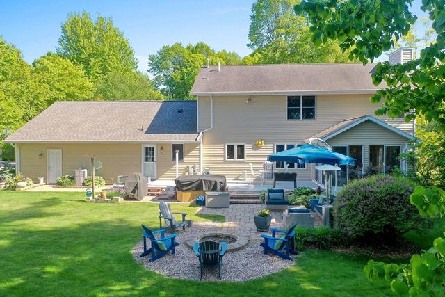 602 Wild Oak DRIVE, Manitowoc, WI 54220