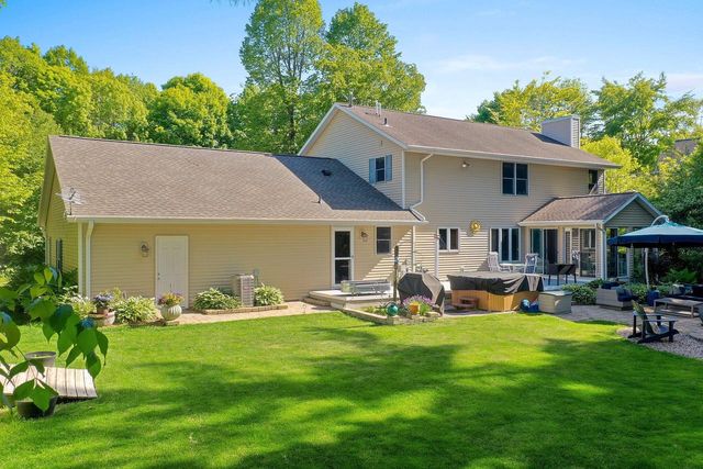 602 Wild Oak DRIVE, Manitowoc, WI 54220